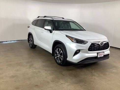 Used 2025 Toyota Highlander XLE AWD/4WD image 3