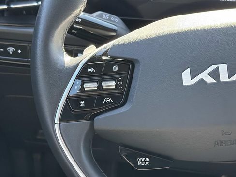 Used 2025 Kia Niro EX FWD image 8