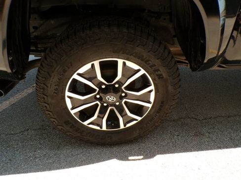 Used 2023 Toyota Tacoma TRD Sport w/ TRD Premium Sport Package AWD/4WD image 21