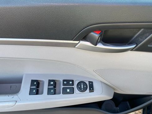 Used 2018 Hyundai Elantra SE FWD image 12