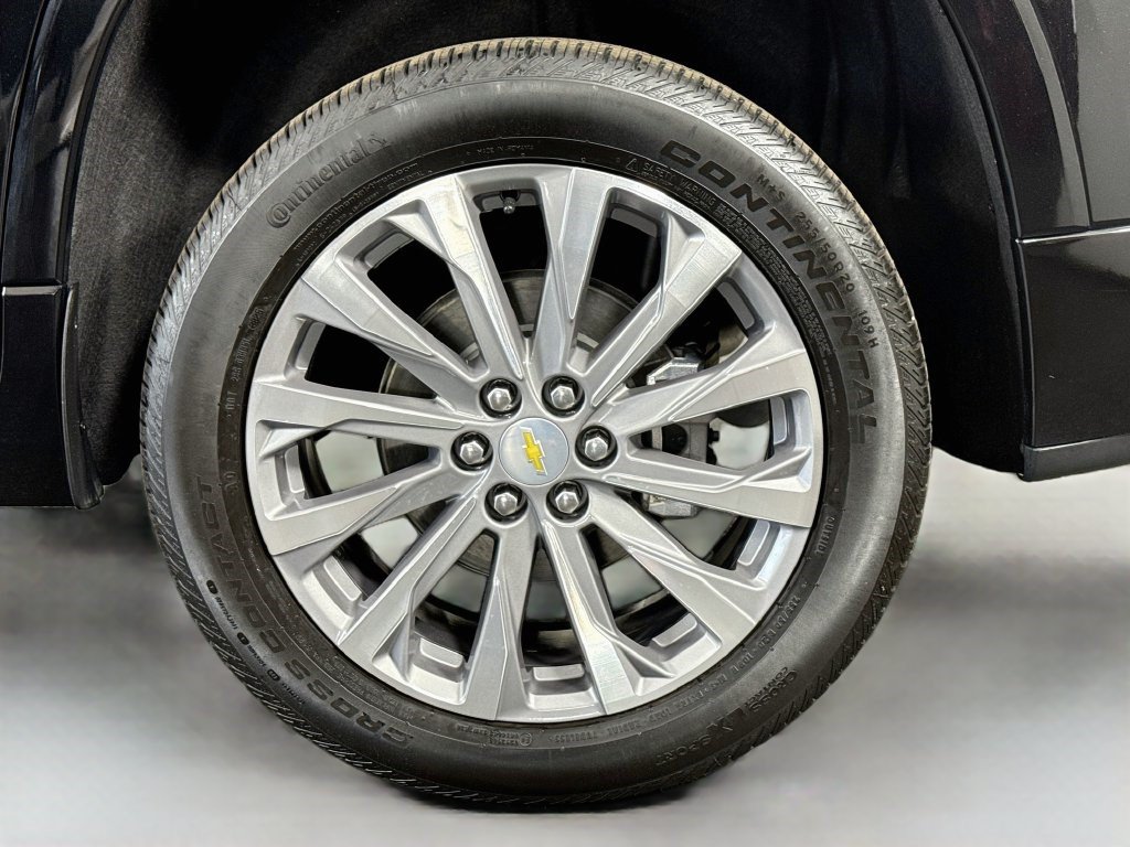 Used 2023 Chevrolet Traverse Premier FWD image 36