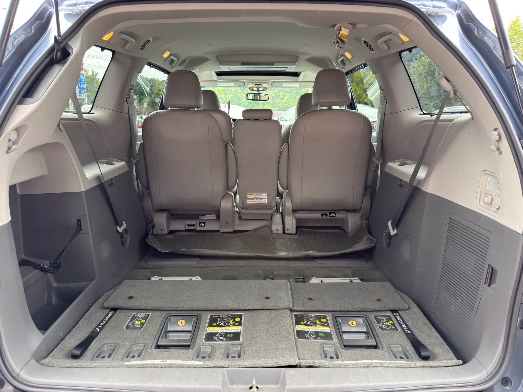 Used 2017 Toyota Sienna XLE Premium FWD image 45