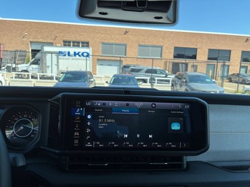 Used 2025 Jeep Wrangler Unlimited Sahara AWD/4WD image 17
