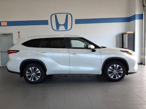 Used 2023 Toyota Highlander XLE AWD/4WD image 4