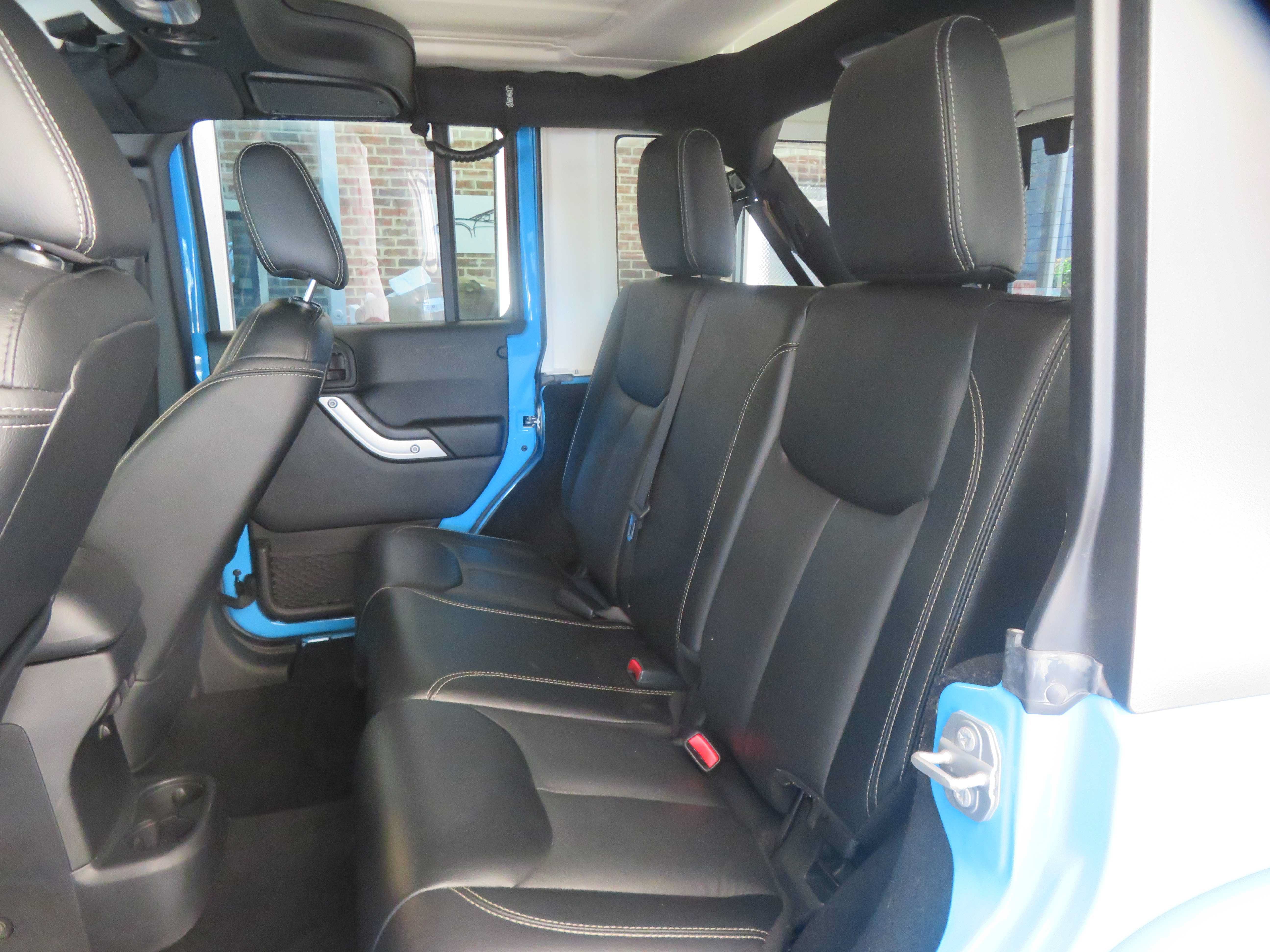 Used 2017 Jeep Wrangler Unlimited Sahara w/ Dual Top Group AWD/4WD image 19