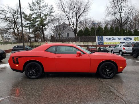 Used 2019 Dodge Challenger SXT image 4
