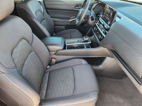 Used 2025 Nissan Pathfinder SV w/ SV Premium Package image 17