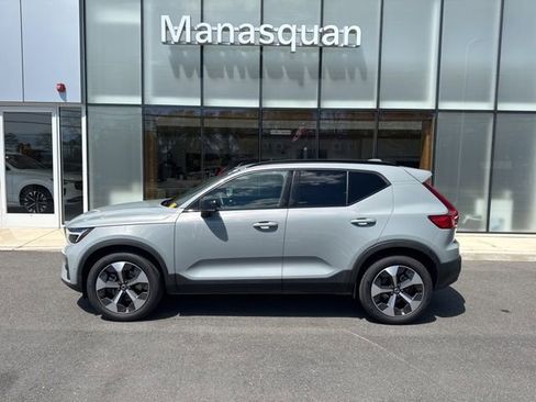 Certified 2025 Volvo XC40 B5 Plus AWD/4WD image 2