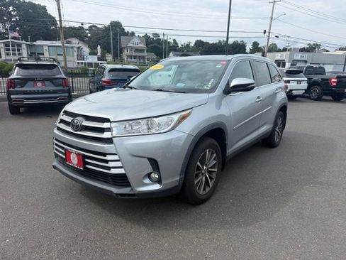 Used 2019 Toyota Highlander XLE AWD/4WD image 1