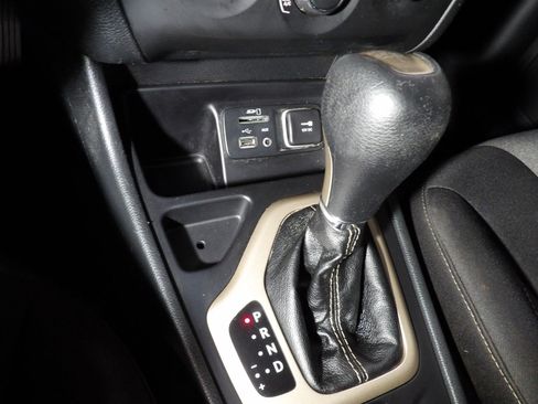 Used 2015 Jeep Cherokee Sport image 14