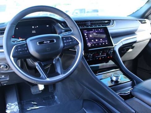 Used 2025 Jeep Grand Cherokee L Altitude AWD/4WD image 13