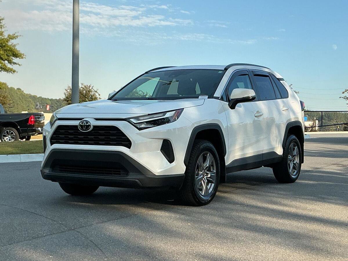 Used 2024 Toyota RAV4 XLE w/ Convenience Package FWD image 1