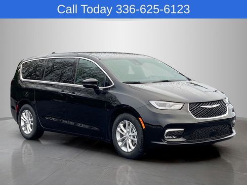 New 2026 Chrysler Pacifica Select FWD image 5