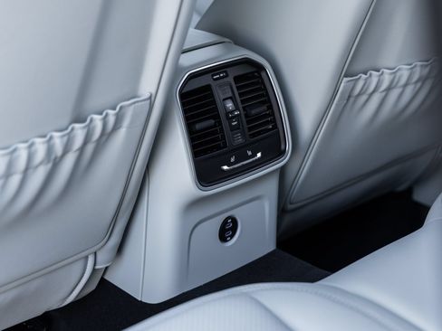 Certified 2026 Porsche Macan S AWD/4WD image 33