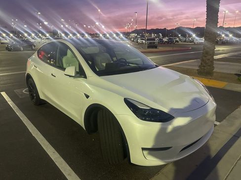 Used 2024 Tesla Model Y Long Range RWD image 3