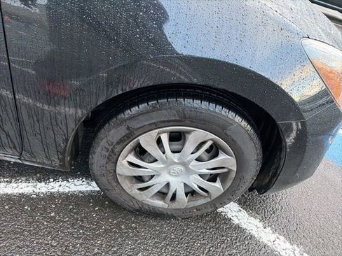 Used 2019 Toyota Yaris L image 14