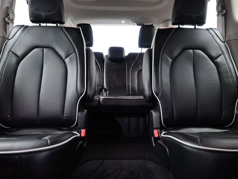 Used 2024 Chrysler Pacifica Limited image 15