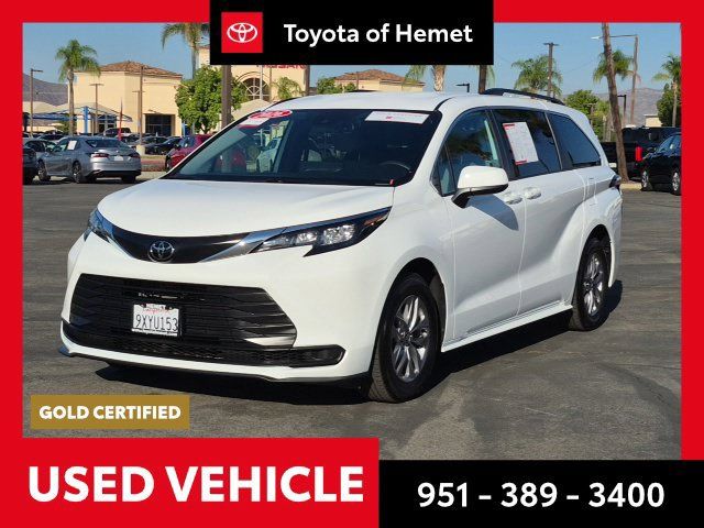Used 2026 Toyota Sienna LE FWD image 1