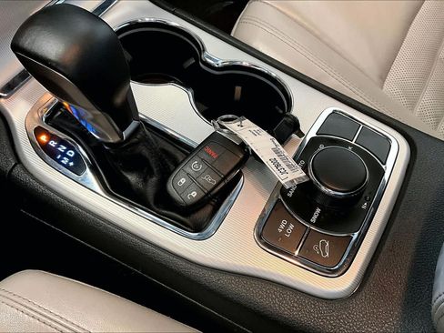 Used 2018 Jeep Grand Cherokee Limited AWD/4WD image 15