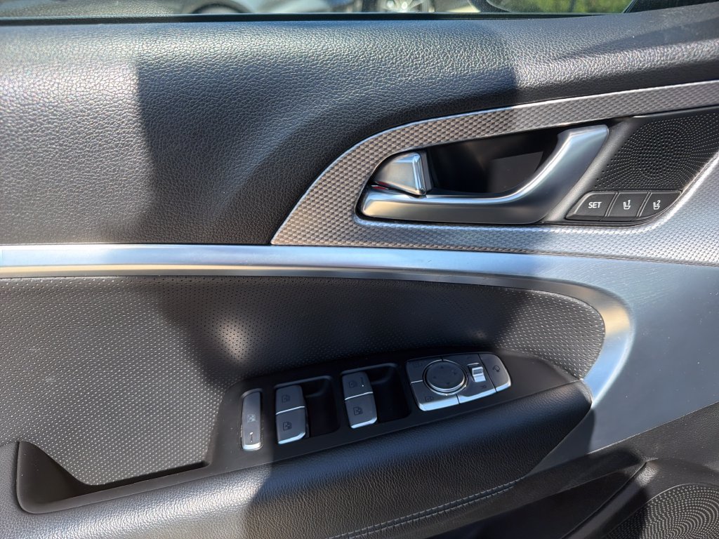Used 2022 Genesis G70 3.3T RWD image 21