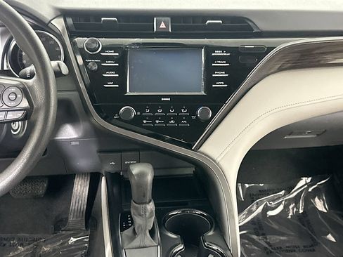 Used 2020 Toyota Camry LE FWD image 18