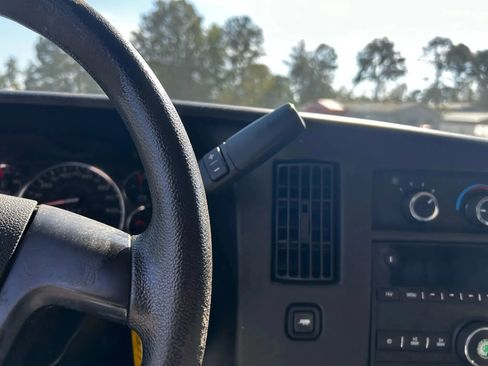 Used 2015 Chevrolet Express 2500 image 14