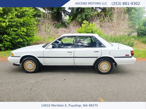 Used 1990 Toyota Camry LE FWD image 2