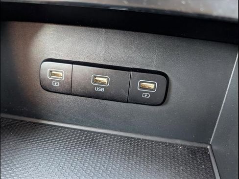 Used 2023 Kia Carnival LX image 17