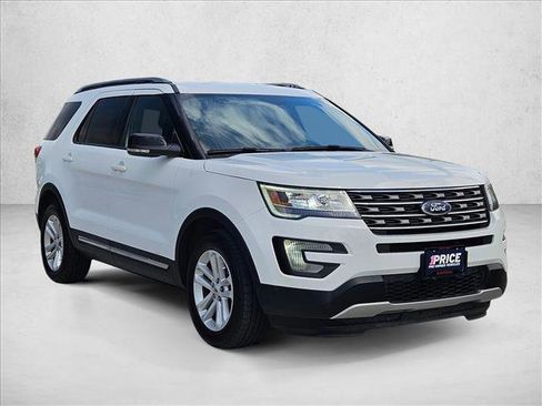 Used 2017 Ford Explorer XLT image 3