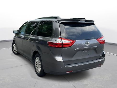 Used 2017 Toyota Sienna XLE Premium FWD image 8