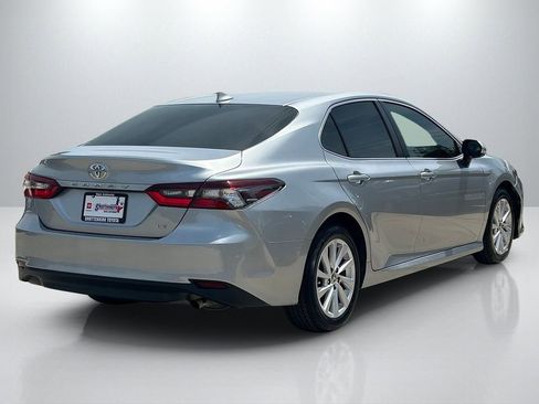 Used 2021 Toyota Camry LE FWD image 5