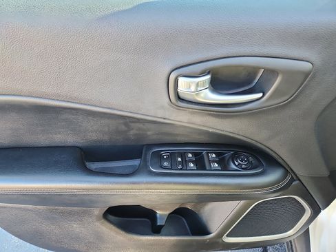 Used 2017 Jeep Compass Latitude image 13