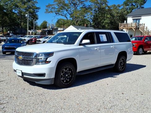 Used 2019 Chevrolet Suburban LT image 3