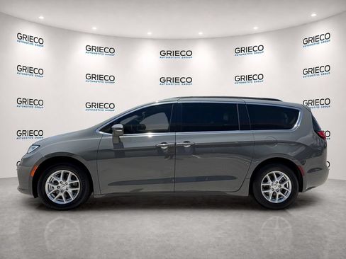 Used 2022 Chrysler Pacifica Touring-L FWD image 4