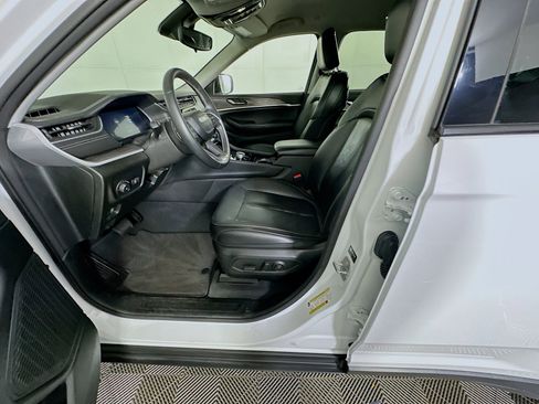 Used 2023 Jeep Grand Cherokee Limited w/ Black Appearance Package image 13