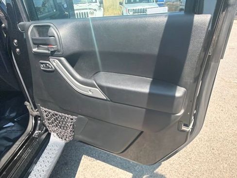 Used 2018 Jeep Wrangler Unlimited Sahara AWD/4WD image 8