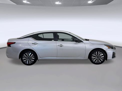 Used 2025 Nissan Altima 2.5 SV FWD image 8
