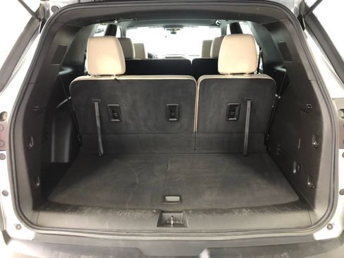 Used 2023 Chevrolet Traverse LS w/ Safety Package FWD image 8