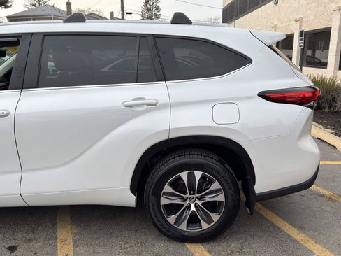 Used 2023 Toyota Highlander XLE FWD image 6