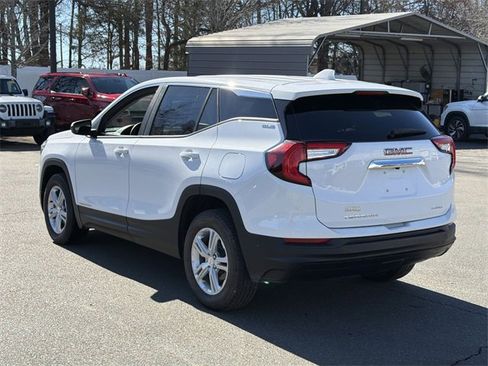 Used 2024 GMC Terrain SLE image 4