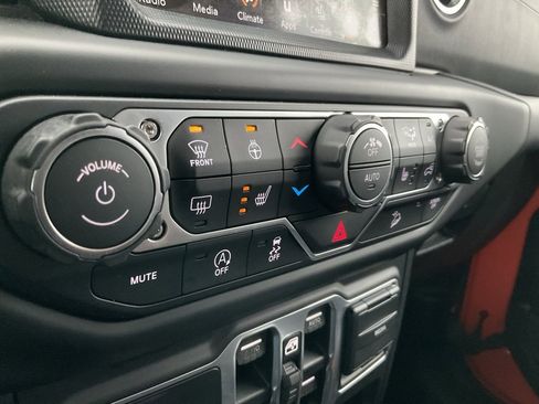 Used 2018 Jeep Wrangler Unlimited Sahara image 15