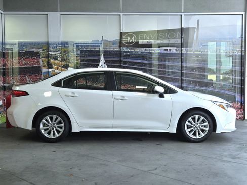 Used 2023 Toyota Corolla XLE image 4