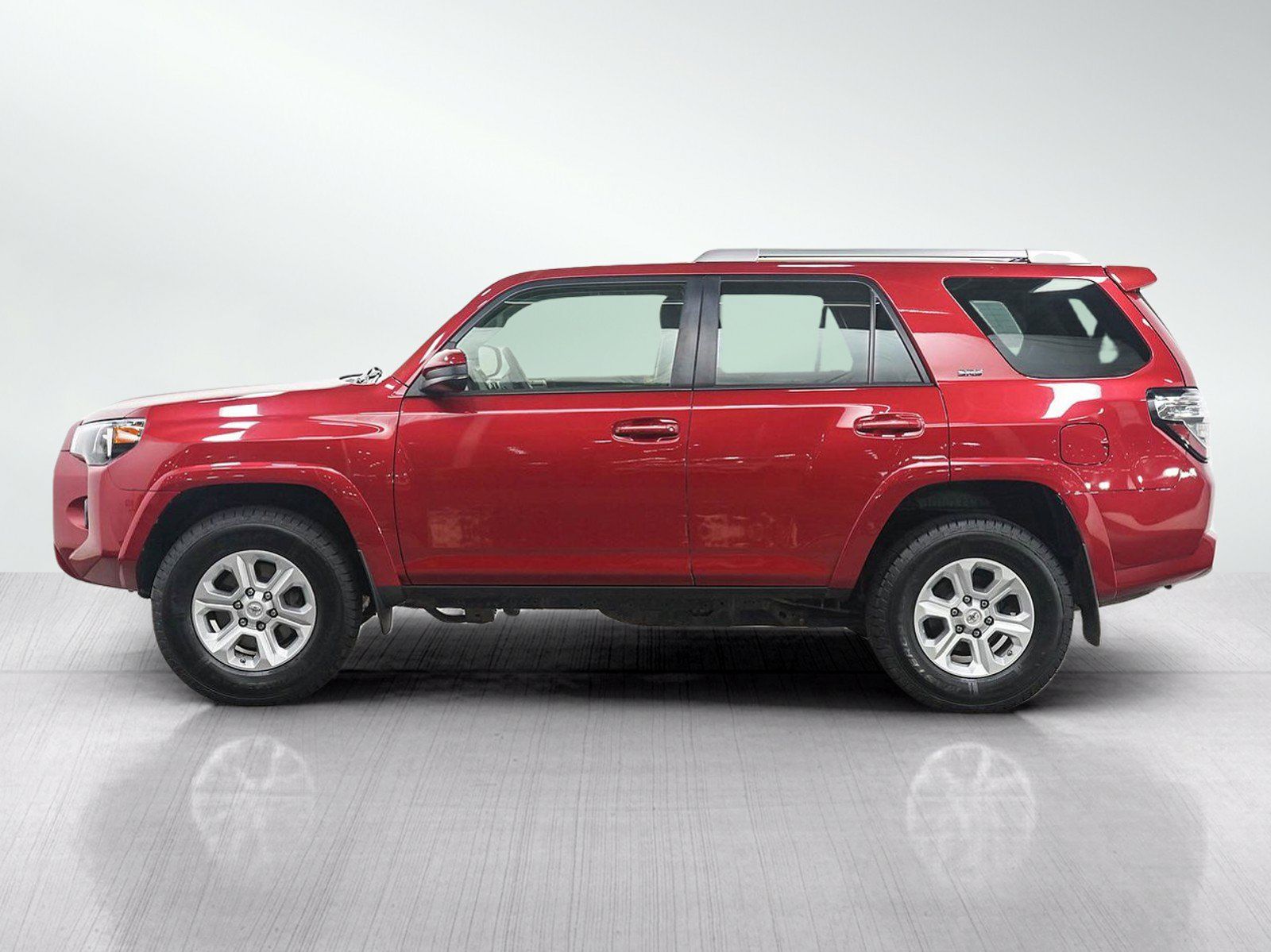 Used 2018 Toyota 4Runner SR5 AWD/4WD image 2