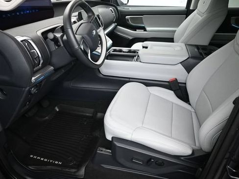 Certified 2025 Ford Expedition Platinum w/ Driver's Package AWD/4WD image 10