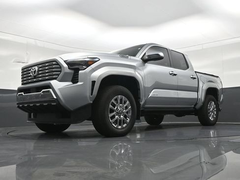Used 2025 Toyota Tacoma Limited AWD/4WD image 23