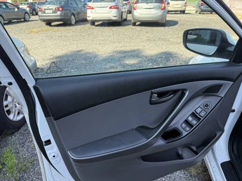 Used 2015 Hyundai Elantra SE FWD image 12