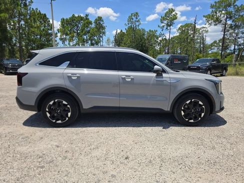 Used 2024 Kia Sorento S FWD image 3