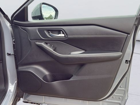 Used 2025 Nissan Rogue SL w/ Tech Package FWD image 10