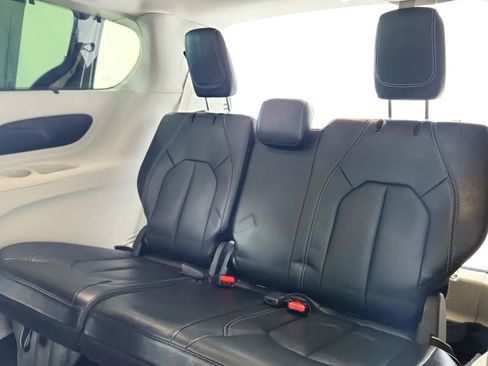 Used 2022 Chrysler Pacifica Touring-L image 26
