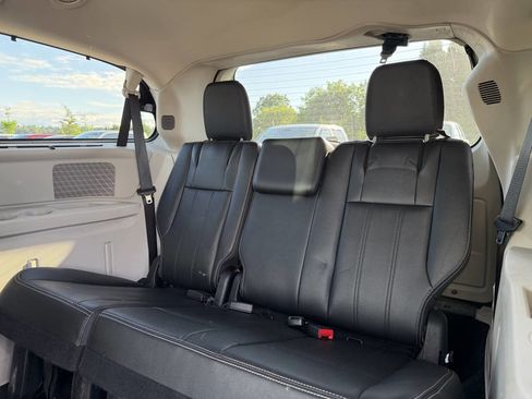 Used 2014 Chrysler Town & Country Touring-L w/ Driver Convenience Group FWD image 15